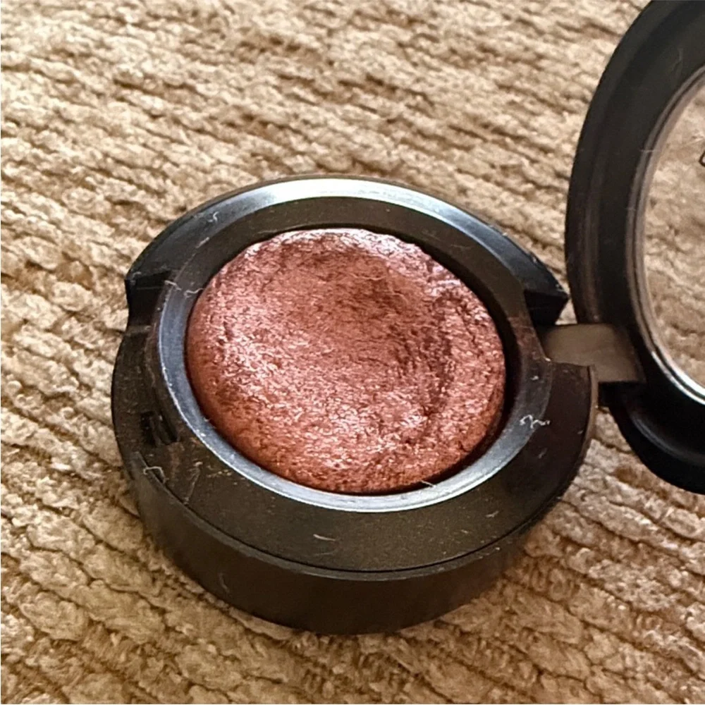 MAC Cosmetics preowned item